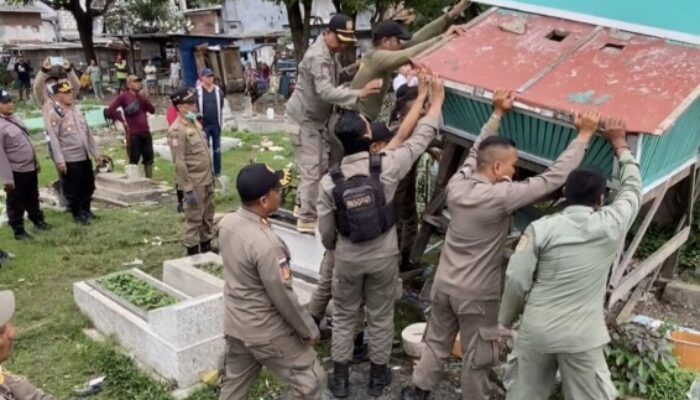 Aksi Gabungan Tertibkan Lapak Liar di Area Makam WR Soepratman