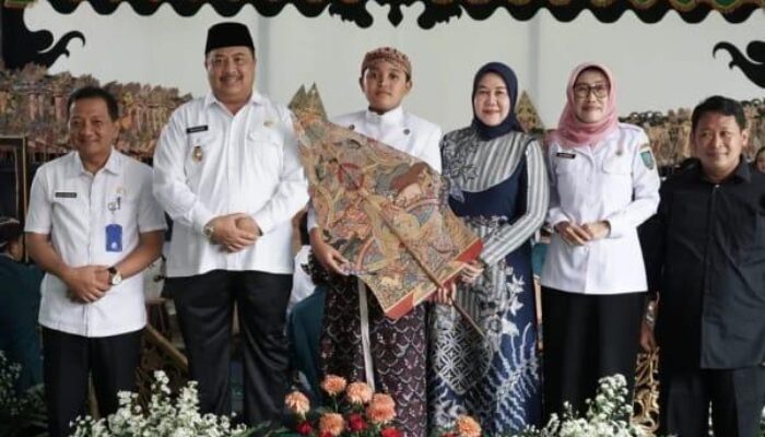 Asyiknya Melihat Pelajar SD di Jombang Bersama Abah Warsubi Pelajar SD  Belajar Wayang