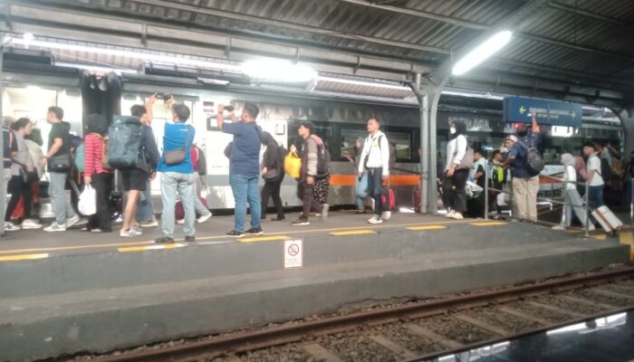 Kereta Api, Moda Primadona 2025, Puluhan Ribu Penumpang Serbu Stasiun di Jatim