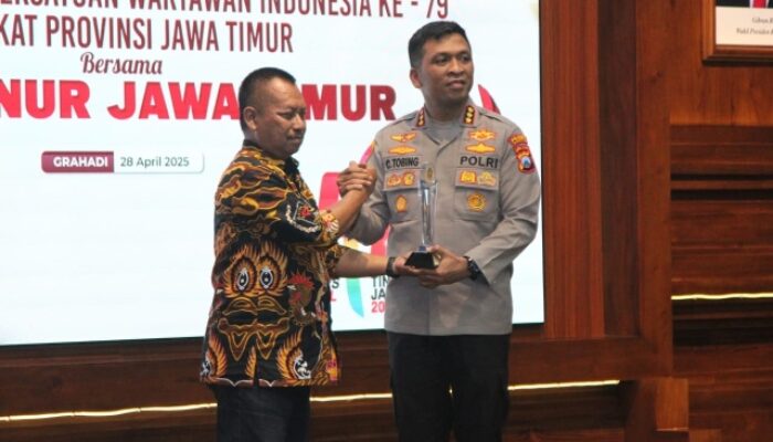 Kombes Pol Christian Tobing Raih PWI Jatim Awrds 2025