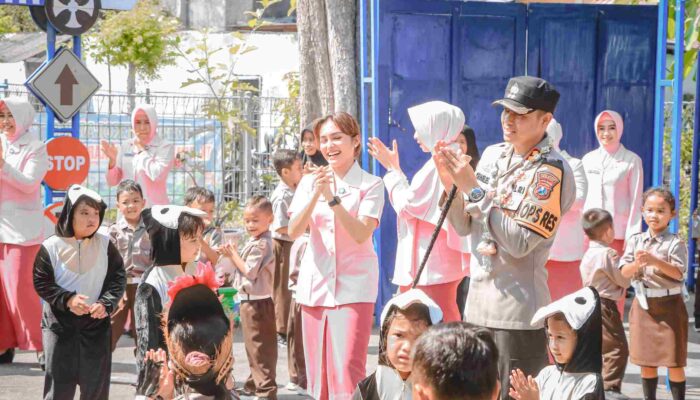 Kapolres dan Ketua YKB Ngawi Kunjungi TK Kemala Bhayangkari 54