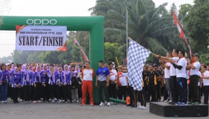Sambut HUT Bhayangkara ke-79, Polres Madiun Olahraga Bareng di Alun-alun Reksogati
