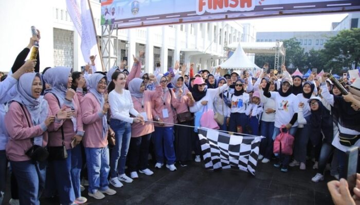 1000 Bidan Jatim Gelar Fun Walk, Perkuat Peran Kesehatan Ibu dan Anak