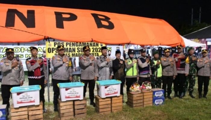 Kapolda Jatim Bagi Bingkisan di Pos Pam Aman Suro 2025 Madiun