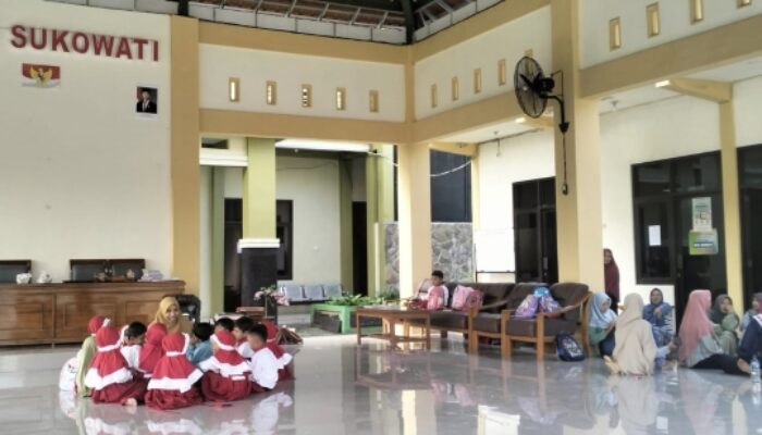 Diterjang Bau Menyengat Limbah PT STI, Murid PAUD dan TK Belajar di Balai Desa