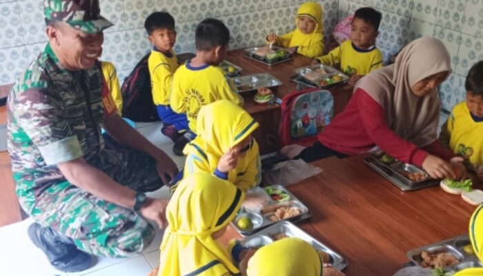 Kehangatan Babinsa Temani Siswa TK di Program Makan Bergizi Sumolawang