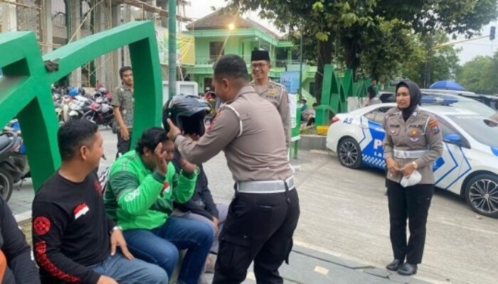 Operasi Patuh Semeru 2025, Polres Ponorogo Beri Helm Gratis untuk Ojol