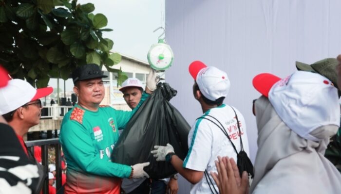 Wings Peduli Gelar Aksi Bersih Sungai Musi dan Resmikan Bank Sampah