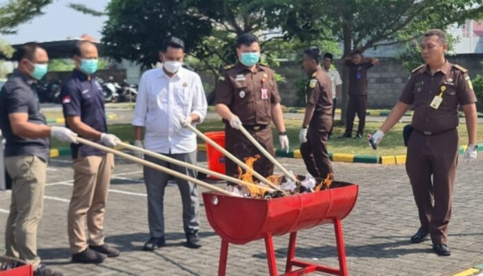 Kejari Kota Mojokerto Musnahkan Barbuk Narkotika Senilai Ratusan Juta
