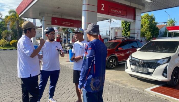 Tinjau Antrean BBM dengan ‘Ngontel’, Bupati Bondowoso Imbau Warga Tetap Tenang