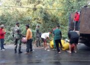 TNI Bersama Forkopimca Pacet Bersihkan Sampah Liar di Jalur Wisata Pacet-Trawas