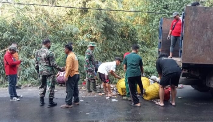 TNI Bersama Forkopimca Pacet Bersihkan Sampah Liar di Jalur Wisata Pacet-Trawas