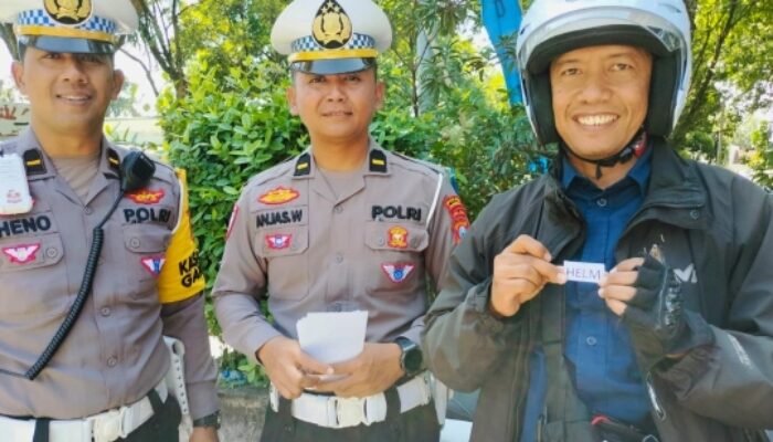 Satlantas Polres Magetan Beri Hadiah Bagi Pengendara Tertib Lantas