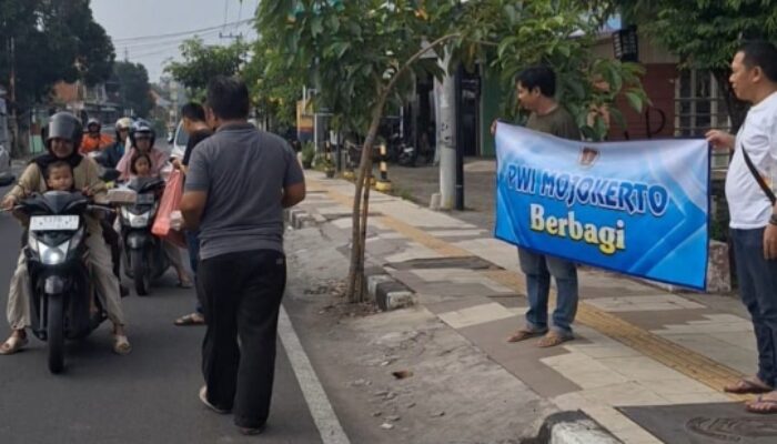 Jumat Berkah PWI Mojokerto: Bagikan 150 Nasi Kotak Gandeng Sekwan Jatim