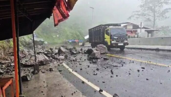Awas di Jalur Piket Nol, Lumajang–Malang Berkabut dan Rawan Longsor