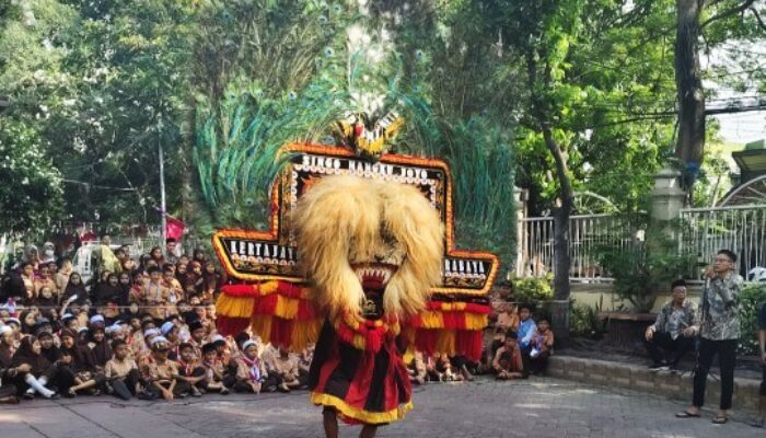 MPLS SD Khadijah Pandegiling Kenalkan Reog Ponorogo, Tanamkan Nilai Budaya