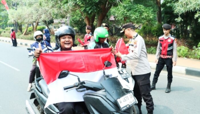 Sambut Hari Kemerdekaan, Kapolres Bangkalan Bagikan Ratusan Bendera Merah Putih di Jalan Raya