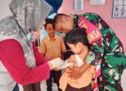 Sinergi Babinsa dan Puskesmas Jatirejo Sukseskan Imunisasi di SD