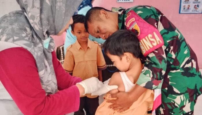 Sinergi Babinsa dan Puskesmas Jatirejo Sukseskan Imunisasi di SD