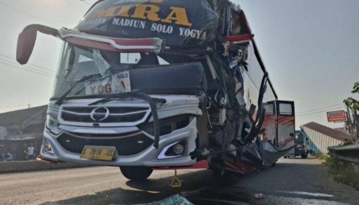 Bruak! Bus Mira di Jombang Ringsek Usai Cium Truk
