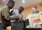 Protes Kenaikan Pajak, Warga Jombang Bayar PBB Pakai Uang Koin Hasil Tabungan Anak