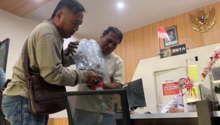 Protes Kenaikan Pajak, Warga Jombang Bayar PBB Pakai Uang Koin Hasil Tabungan Anak