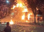 Gedung Grahadi Terbakar Usai Massa Aksi Jebol Pintu Gerbang