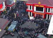 Massa Pendemo Paksa Kapolres Jember Tandatangani Copot Kapolri