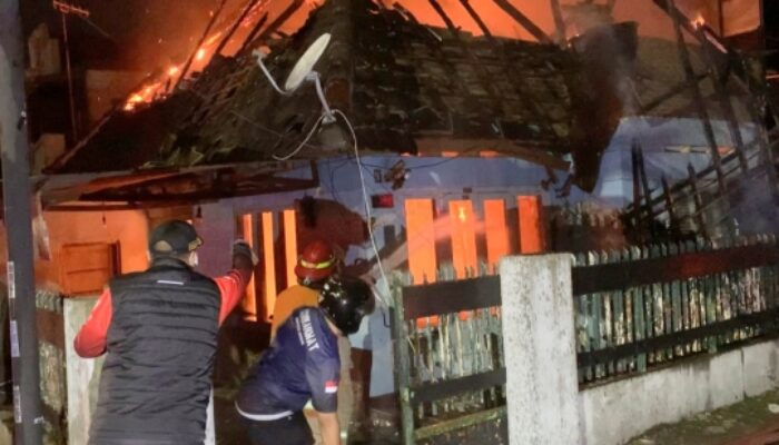 Kebakaran Hanguskan Rumah dan Toko Pakan di Jombang, 2 Orang Pingsan