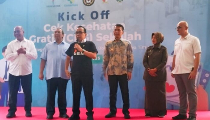Menko PMK Pratikno, Kunjungi Kick Off CKG di SMPN 1 Padangan