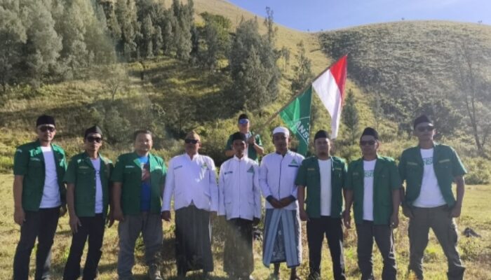 Peringati HUT ke – 80, Ansor Pujer Kibarkan Bendera Merah Putih di Bukit Kirmit dan Tafakur Alam