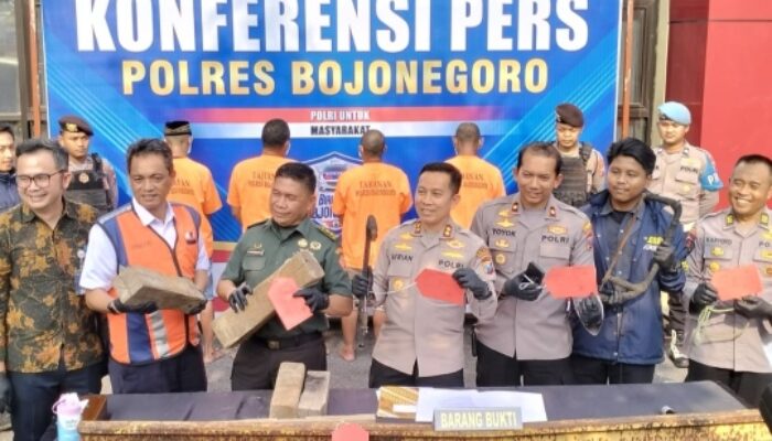 3 Terduga Pencuri dan 1 Penadah Rel Bekas KAI di Bojonegoro Tertangkap