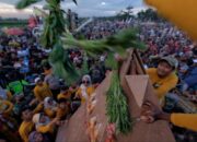 Ribuan Warga Jombang Berebut Gunungan di Festival Grebek Tahu