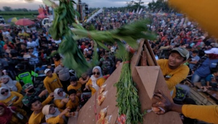 Ribuan Warga Jombang Berebut Gunungan di Festival Grebek Tahu