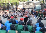 Sentuhan Humanis Polwan Polres Magetan Bikin Aksi Unras Sejuk dan Damai