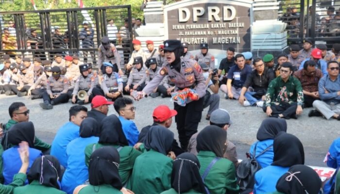Sentuhan Humanis Polwan Polres Magetan Bikin Aksi Unras Sejuk dan Damai