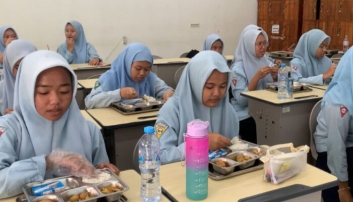 Patut Jadi Percontohan, Sajian Menu MBG di MAN 3 Jombang Bikin Pelajar Berkesan