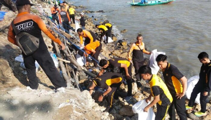 Aksi Bersih Pantai Tambak Wedi Warnai World Cleanup Day 2025