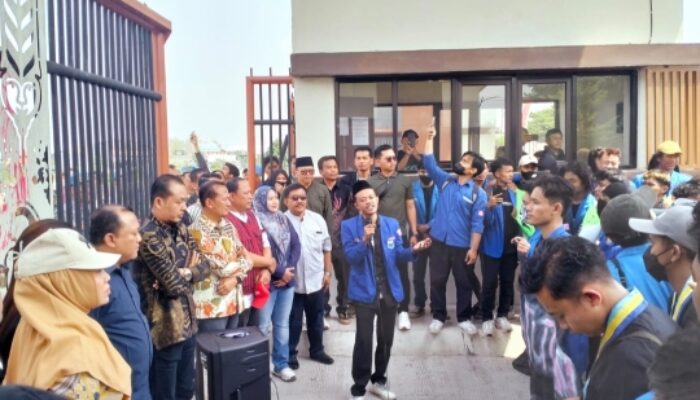 HMI dan PMII Gelar Aksi Damai di Depan Gedung DPRD Bojonegoro