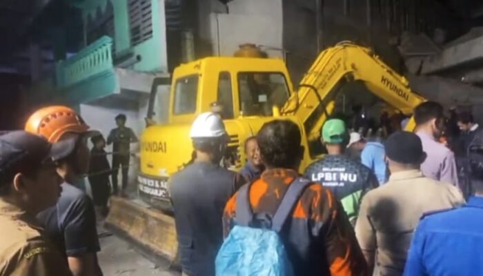 Puluhan Santri Al-Khoziny Terjebak Reruntuhan, Evakuasi Terus Berjalan