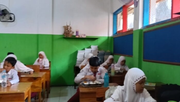 395 Siswa SDN Citrodiwangsan 02 Lumajang Nikmati Program Makan Bergizi Gratis