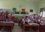 Seragam Gratis Siswa di Jombang Tuntas Dibagikan, Penjahit pun Sumringah