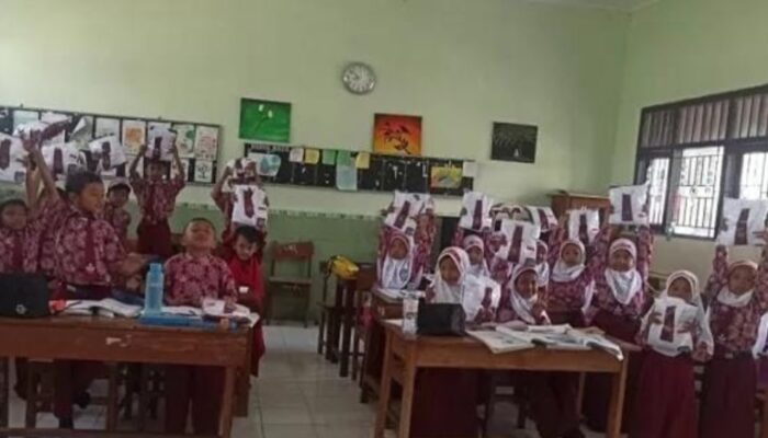 Seragam Gratis Siswa di Jombang Tuntas Dibagikan, Penjahit pun Sumringah