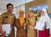 Bahagianya Siswa Baru di Jombang, Seragam Gratis dari Disdikbud Mulai Dibagikan