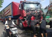 Braak ! Gegara Emak-emak Mendadak Potong Jalan Truk vs Truk Tabrakan