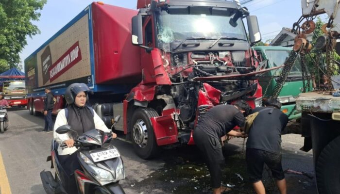 Braak ! Gegara Emak-emak Mendadak Potong Jalan Truk vs Truk Tabrakan