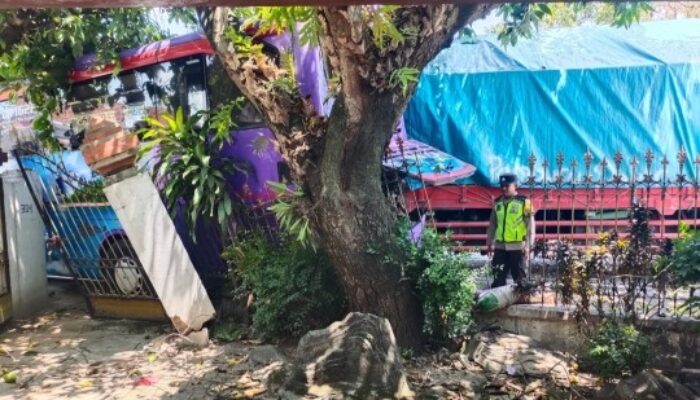 Turunkan Penumpang, Bus Restu Diseruduk Truk Hino