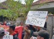 Ratusan Warga Boro Geruduk Balai Desa, Minta Kades Mundur dari Jabatan