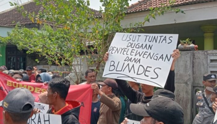 Ratusan Warga Boro Geruduk Balai Desa, Minta Kades Mundur dari Jabatan