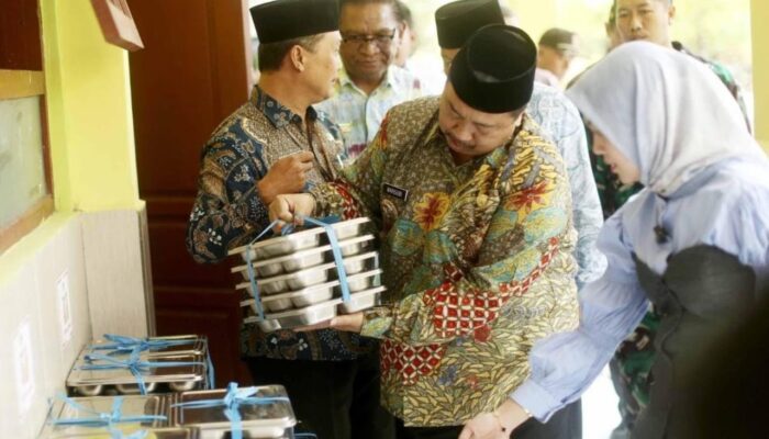 Tinjau MBG di SMPN 1 Sumobito, Bupati Jombang: “Laporkan Jika Menu Tak Sesuai”